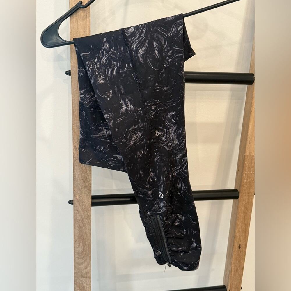 Lululemon Black & White swirl Wunder Cropped Leggings 2